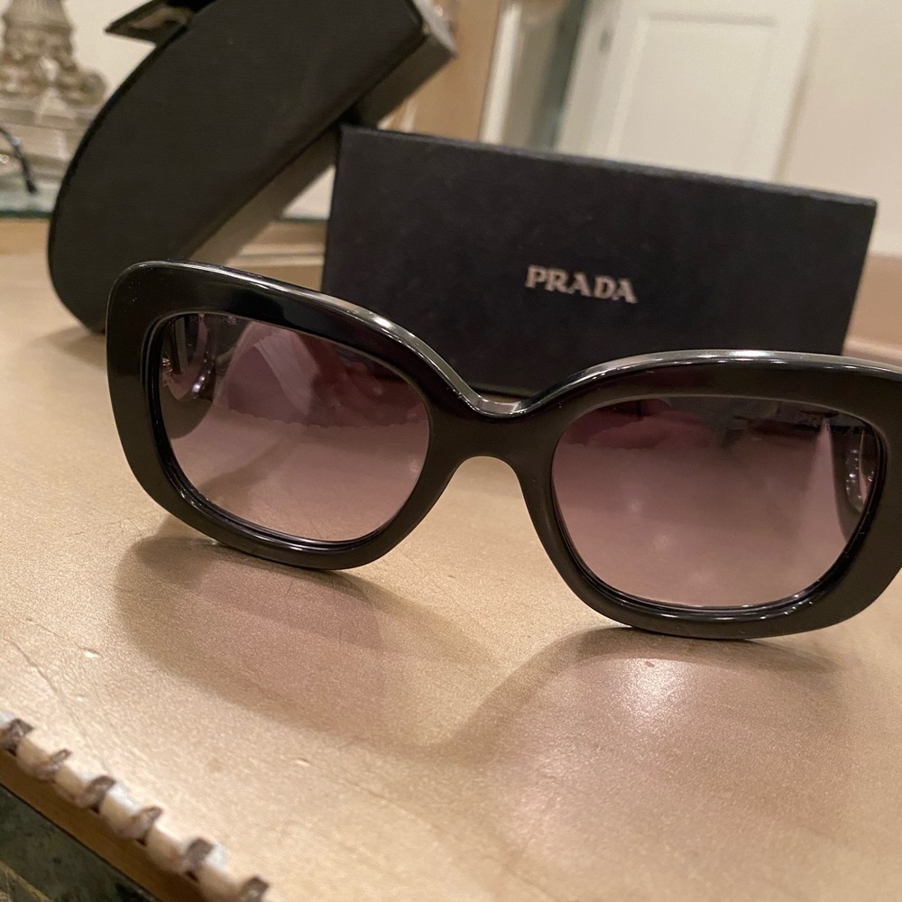 Prada like new sunglasses in excellent condition - Picture 2 of 7